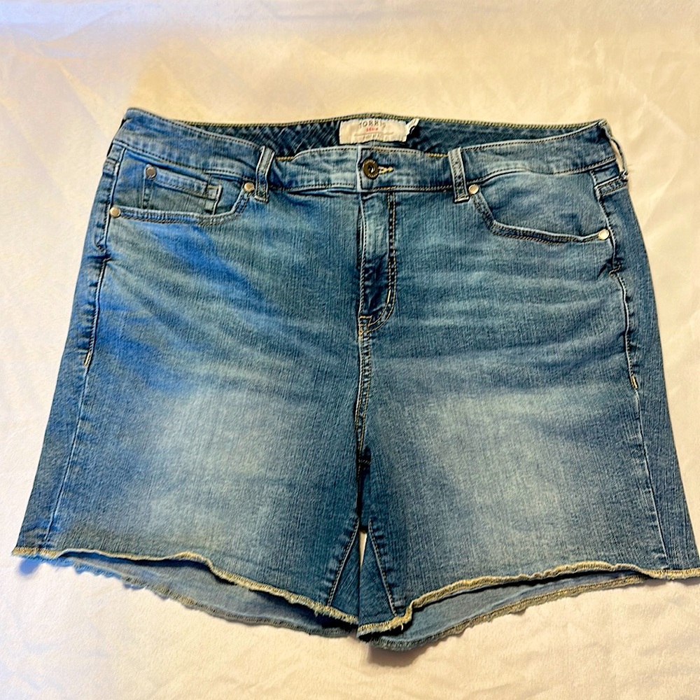 TORRID SIZE 16 high rise denim shorts
